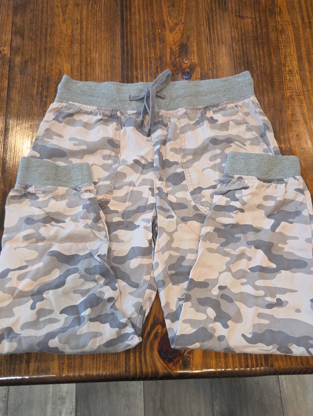 American Eagle Womens Camo Jogger Pants in Neutral Gray